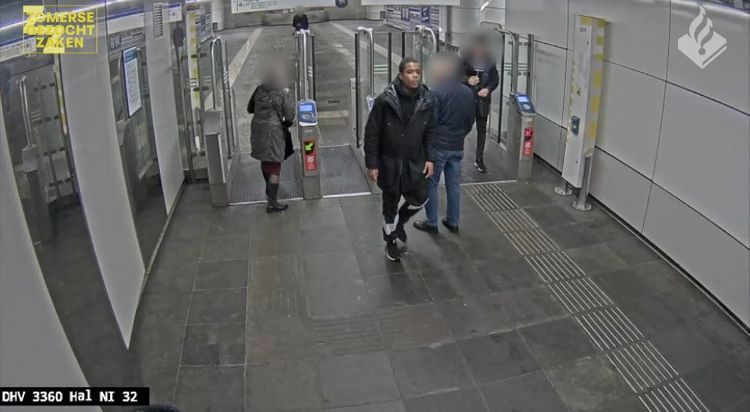 Rotterdam - Gezocht - Wie is deze man bij metrostation Delfshaven?