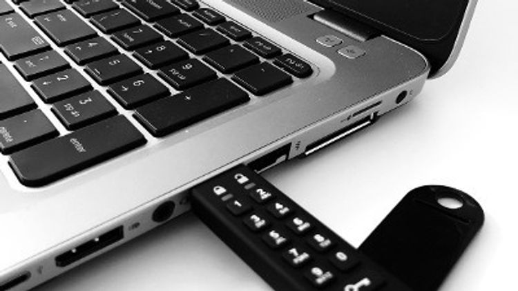 Tilburg - Man met gestolen laptop probeert aan politie te ontkomen